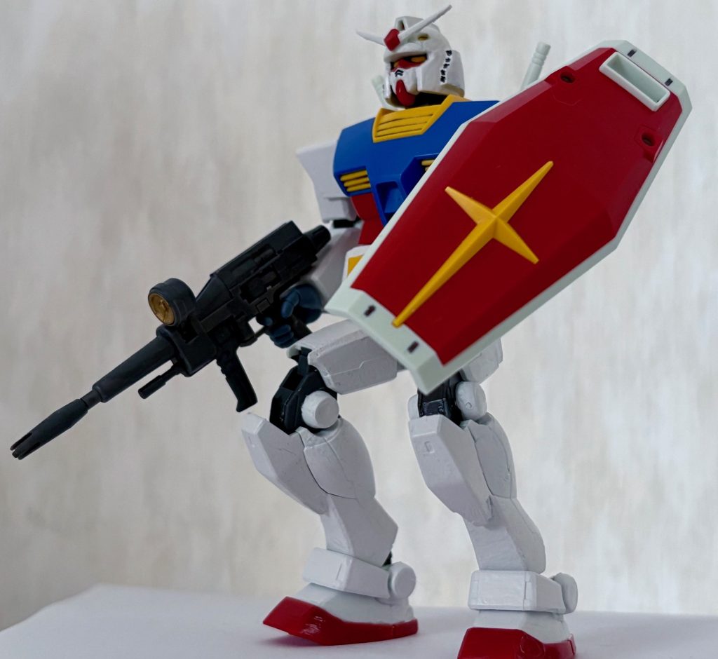 このままの状態だと太ももがスカートに干渉するため、以前旧ザクでやったのと同じ方法でジョイントパーツを使い、写真のように股関節を引き出した。