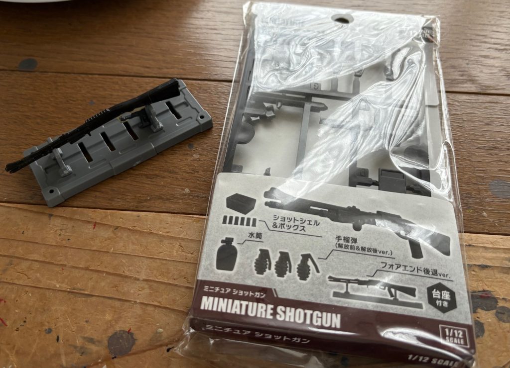 そんな困った時に頼れるのが百均である。ダイソーでもミニチュア用の小道具が大量に売られており、銃火器も充実している。ちょうどよくショットガンも100円で売られていたので、ディスプレイベースとともに衝動買いしてしまった。手りゅう弾やショットシェル、台座までついていて100円とはコスパ最高である(gundam-kao6)