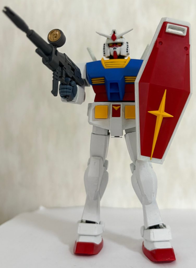 スカート部分を戻す事でバランスが良くなり、足もよりスリムになって少し安彦ガンダムっぽくなったなぁと思う。もう1体リバイバル版があるので、同じように改造してリアルタイプカラーかプロトタイプガンダムにするのも悪くないな(gundam-kao2)次回もお楽しみに。