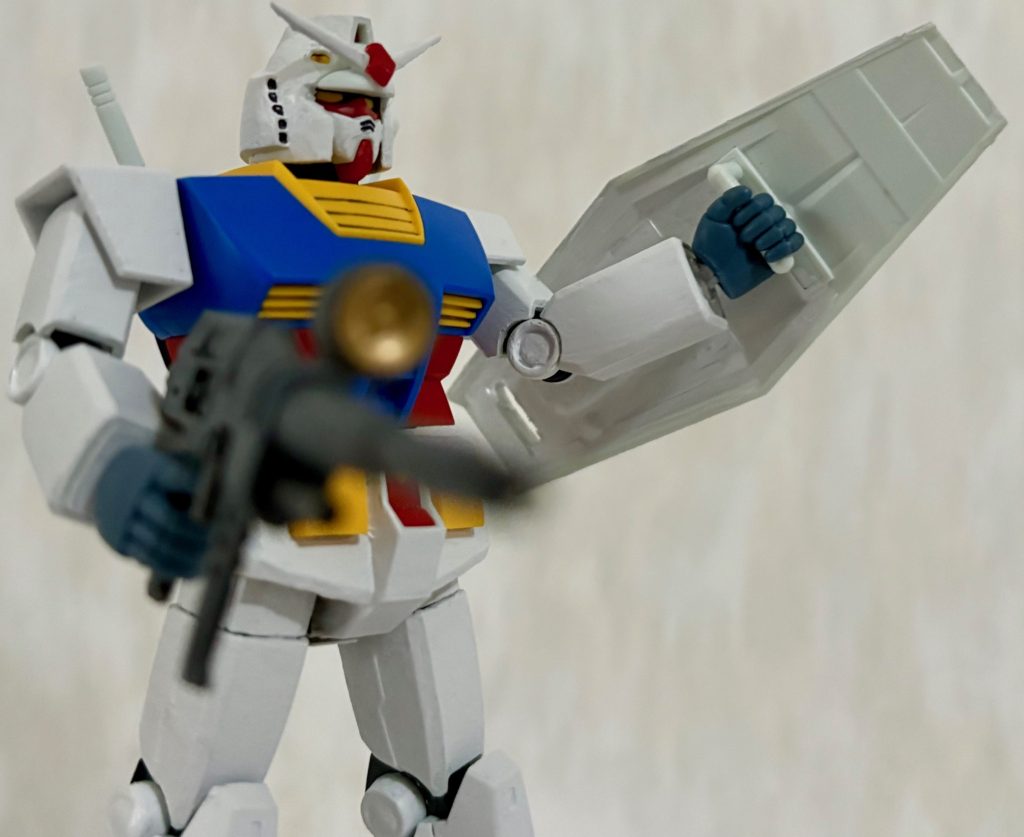 ついでにリバイバル版のシールドも無加工でロボット魂の握り手に持たせられるので、背中にマウントできるように改造を施した。