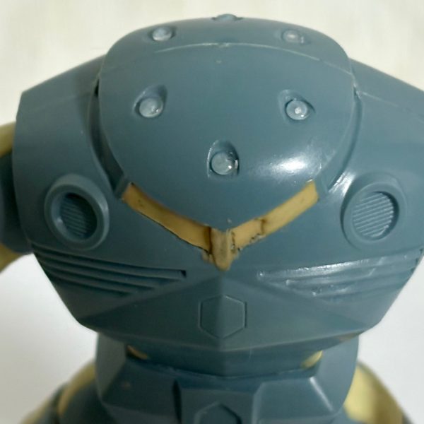 ようやくズゴックの全身の改造が終了した。主な改造ポイント。・手足のボールジョイント化。・腰の可動。・頭頂部のロケット弾をHアイズで再現した。・プロポーション改善。とりあえずここまではうまくできたと思う(zaku-kao4)後の細かい部分は明日以降やる予定。ボールジョイントのおかげで片膝立ちもできるようになったぞ(zaku-kao5)（5枚目）