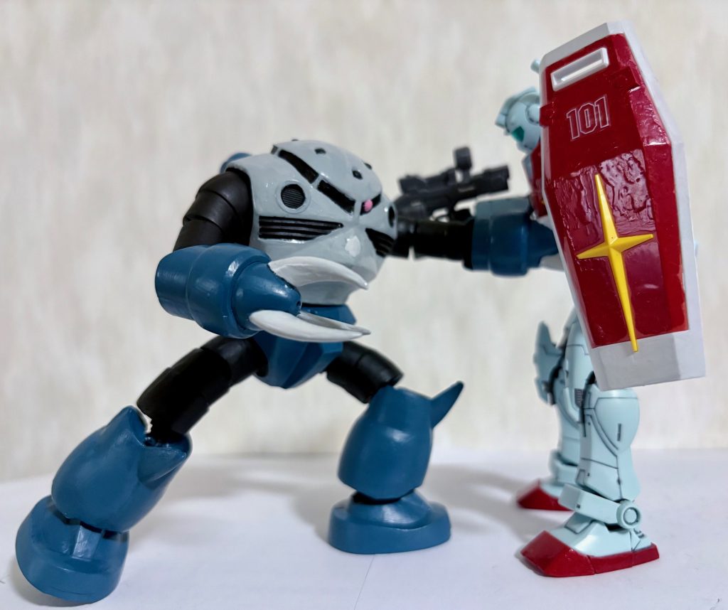 おなじみのポーズも楽々と再現可能。旧キットGMがないのでオリジンGMを代役にした。