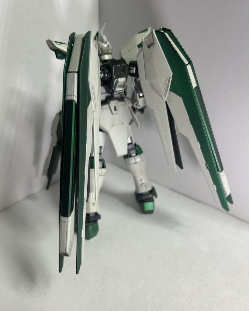 で、ガン=カタ機を作ろうとして家の中でぼーっとしてたら以前買っておいたフリーダムとストフリが目に止まって……。ついでに小説家になろう的なサイトで昔々連載していた作品(無期限休止中)の主人公くん専用機を作ろうと思い立ったので。まぁ、その作品、ガンプラはおろか、ガンダムとは全く関係性のない作品でしたが。コンセプトは「嵐の中で輝いて」です。余談ですが、機体としての名前はプレステイルは何語かは忘れましたが、意味としては「暴風」と言う意味だったはずです。……なのに嵐なのか……とつっこまないように…!