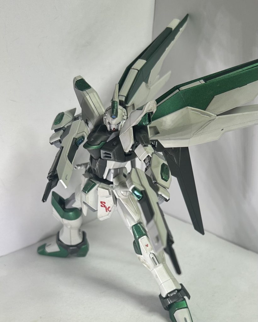 フレーバーストーリーとしては、以前に制作したガンダムブロンテスのパイロットVS本機となっております。基本的に戦闘シーンを描く時は視点を提供するパイロットは負ける様になってます。一応、作品紹介用のストーリーなんでそのパイロット視点だと機体がイマイチ描写出来ないからです。三人称視点にすればイイ?個人的に内面描写がしにくいのです。