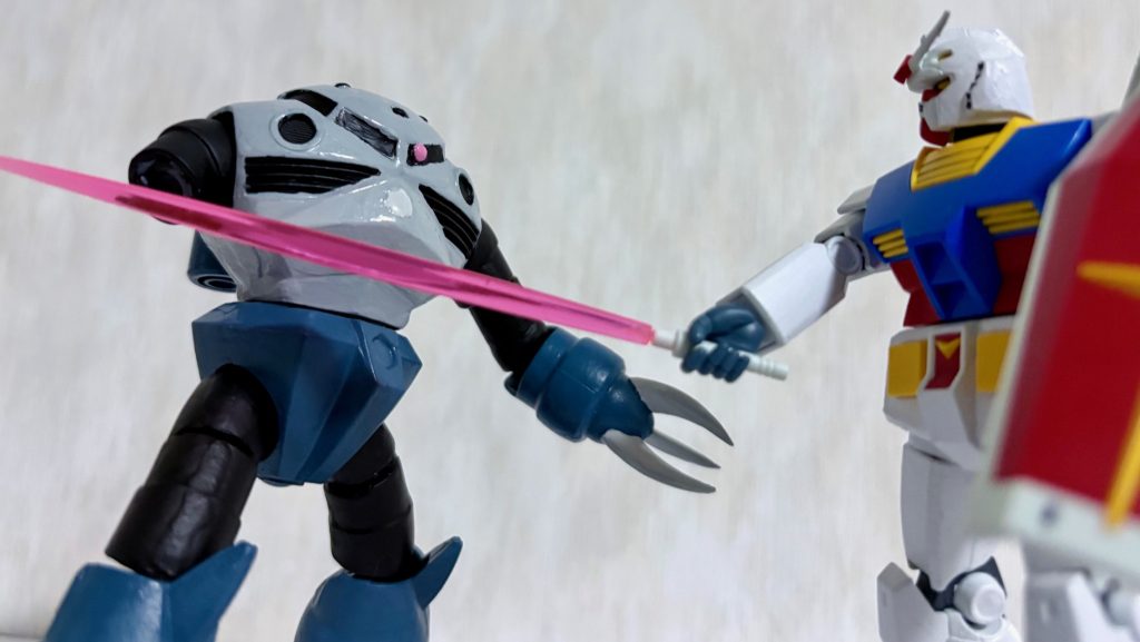 改造リバイバル版ガンダムとブンドド。ホントはシャアズゴックが良かったんだが、以前HGUC版を紹介しているので今回はこちらで再現。