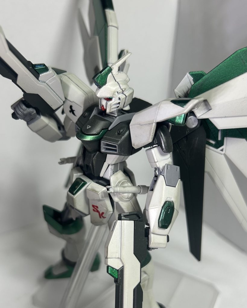 プレステイル(フリーダムガンダム改)Height:18.0mWeight:68.2tWeapon:高エネルギービームライフルシュペールラケルタ・ビームサーベルピクウス・76ミリ近接防御用機関砲バラエーナ・プラズマ収束ビーム砲ビームシールド機体としてはよくあるミキシング機であり、特筆すべき点は「機体に限っては」特にはないだろう。射撃戦と言ったこのベース機体の特性さえ守っていれば…例えば、近距離では両手のビームライフル、中距離以降ではバラエーナ、至近距離ではビームサーベルと言う具合に…、それさえ守っていれば正直言って初心者であろうと上級者であろうとも一定の活躍が望める。特筆すべきはこの機体を操るユーザーであろう。彼自身、ガンダムシリーズへの理解のレベルは低く、シリーズに理解が深い彼の双子の妹から教わってやっと少し知っていると言えるほどだ。それは射撃性能が高いフリーダムを選定しておきながら、格闘戦を好んでいると言うことからも察せるだろう。彼の基本戦術はフリーダムの高機動を活かした最接近戦、その際両手のビームライフルをガン=カタ要領で扱い相手の攻撃を捌き撃つ。これは彼自身の射撃の腕が悪いのを補うために自然と身に付いたことであり、それは先読みとも言えるほどの反応速度を持って実現している。もっとも本人曰く、ちゃんと見て反応している、とも統計学に基づく行動の結果とも。