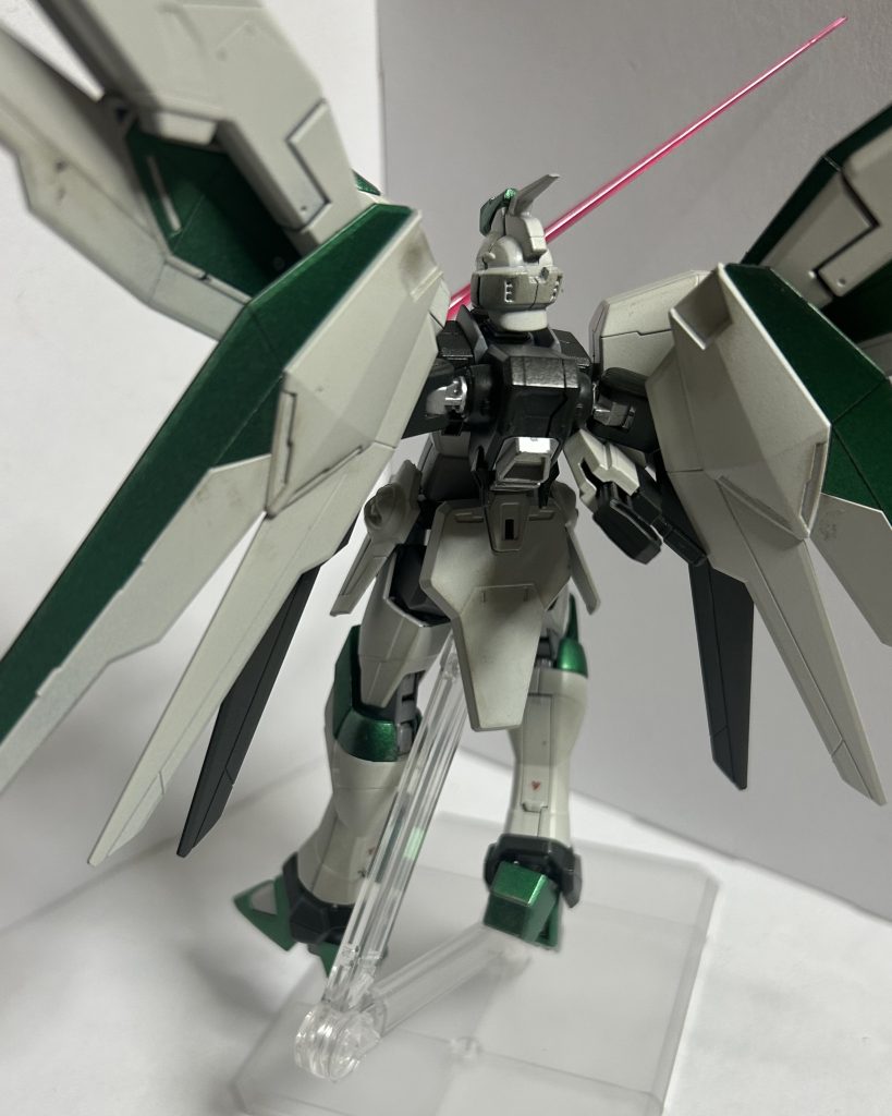 カラーリング。いつもと違うキャラという事で微妙にいつもとチョイスを変えました。具体的にはメタリックグリーンですが、まぁ、ほぼいつものです。白はインシグニアホワイト。緑はメタリックグリーン。グレーはミディアムグレイ。濃いグレーはグレイグリーン。銀はシルバーリーフ。主人公機らしいカラーリングからは外したつもりです。