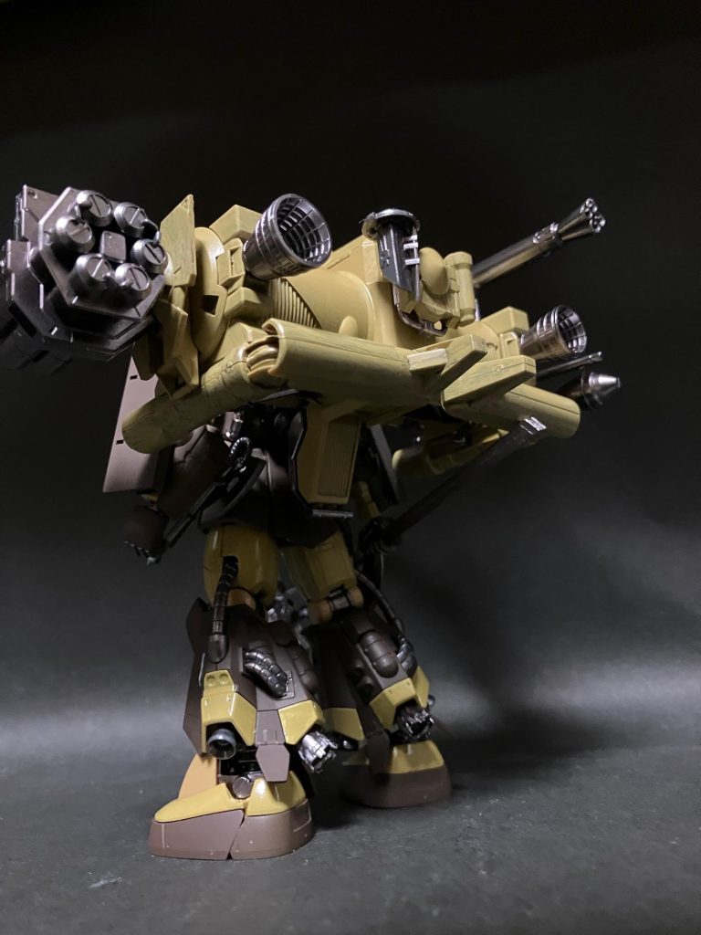 .......それはある種異形な、しかしある意味納得のいくものであった。技師長「オッゴは案外機動力があるんでくっつけてやりました。それに見ての通り火力は充分。もちろん操作系は全てザクから行えるようにしてあります。いざとなればオッゴをパージ出来るんで、燃料が不足したら捨ててくれりゃいい。」マサヤは少し呆気にとられながら「これなら.....確かに....」と呟いた。バックパックに気をとられていたが、ザクの手元に目をやると見慣れない武器を手にしていた。大型のハンマーのようだ。マサヤ「あの武器は？」技師長「中尉と話してたら....というか声を聞いてたらコイツのことを思い出しまして。もともとドズル様の武器の試作で作られたものなんだが、なかなか使い手が決まらず終いで。このザクと中尉なら使いこなせると....俺の勘ですわ！」