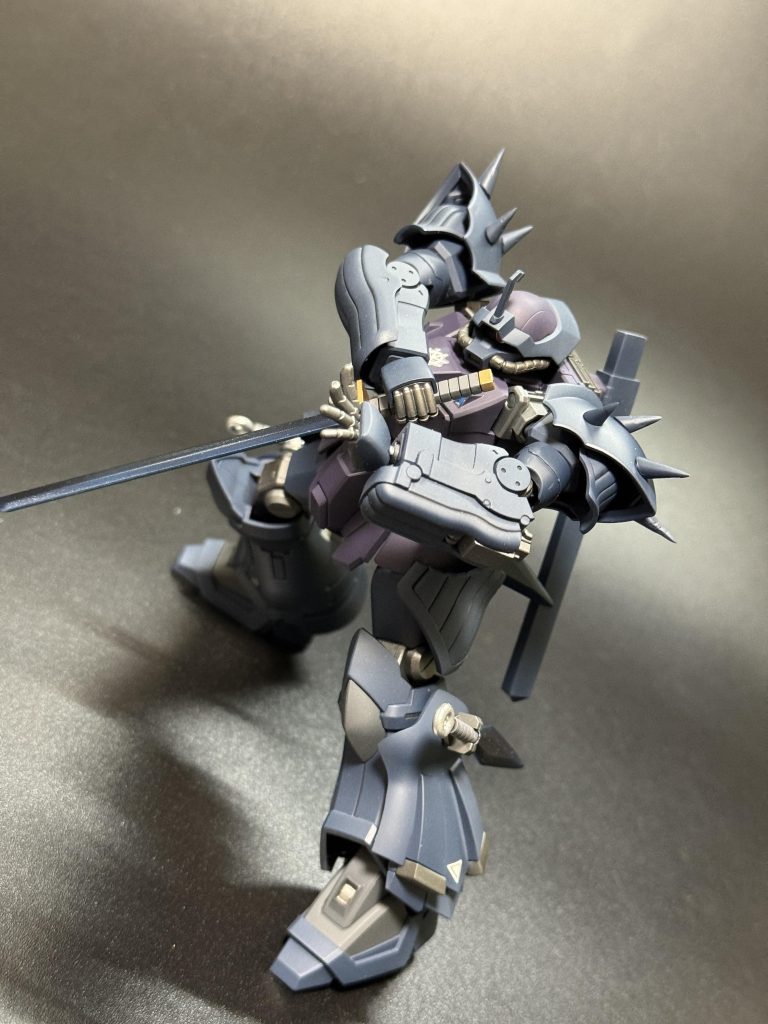 ジオン系の腰に動力パイプある機体は腰があまり回らなくなるのでポージング難しいですね太ももにも追加装甲?付いててこれも邪魔になりがち💦