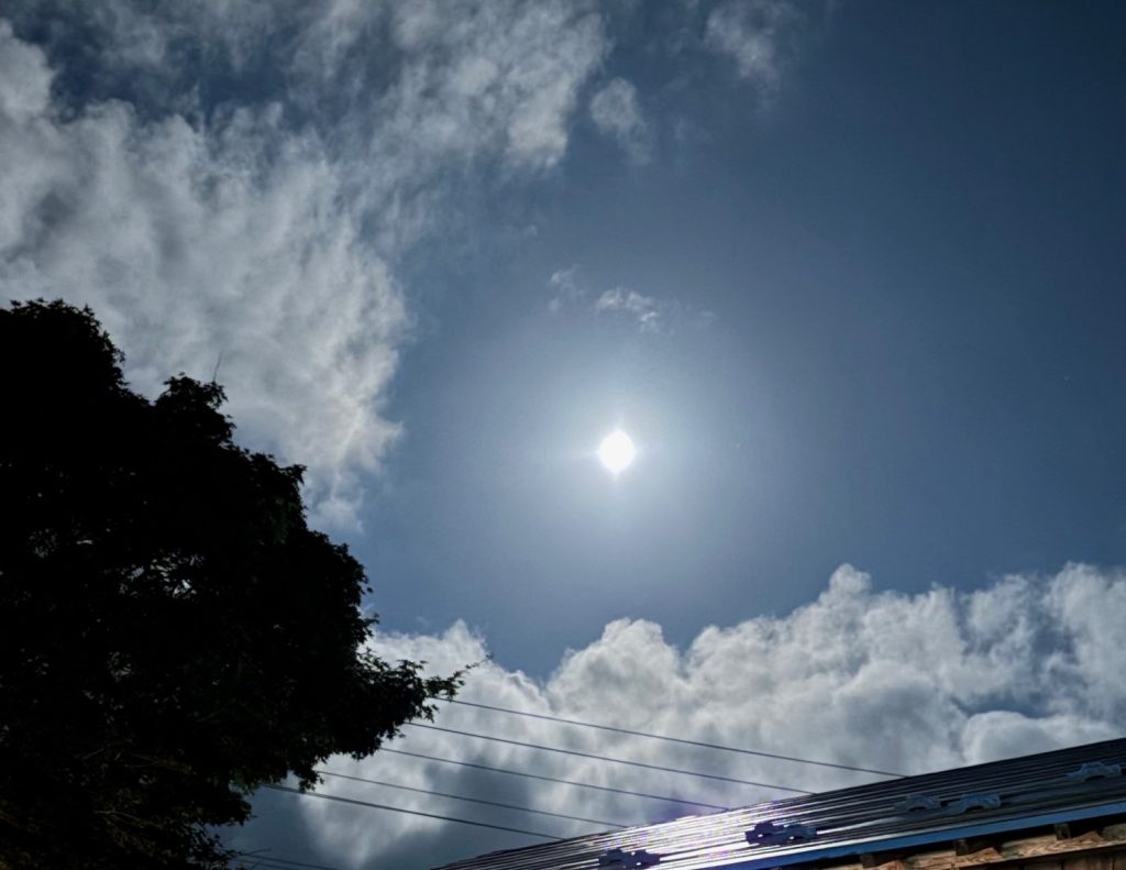 おまけ写真。先ほど外へ出たら、なんと夜空に月が出ていた。旧キットのガンダムDXもこれから作るので、ある意味タイムリーな光景である(zaku-kao7)