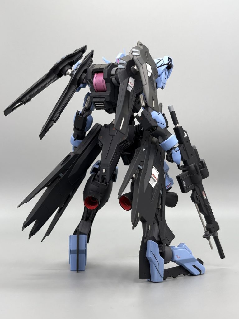 智天使ケルビムの名の由来の4枚羽の背面サーベルラックも先端を尖らせて凶悪さをアピール