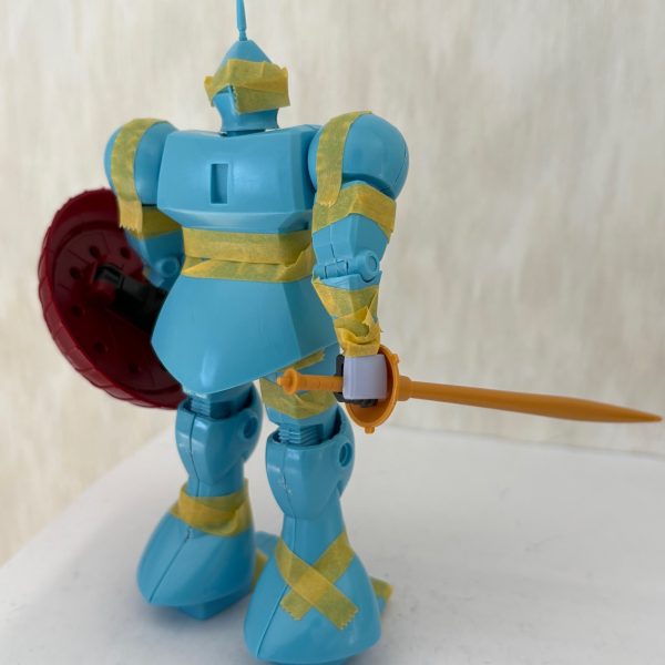 只今旧キットのギャンを製作中だが、金型が劣化しているのか、バリやヒケがひどく、この時点では決して「良いもの」とは言えない(zaku-kao4)また元の手が大きすぎて気に入らなかったので、昨日買った「ヴァリュアブルポッド」から手とビームサーベル、シールドを流用してみたが、こちらの方が百倍マシである。シールドが重く、傾いてしまうため全体的な改造が必要である。（2枚目）