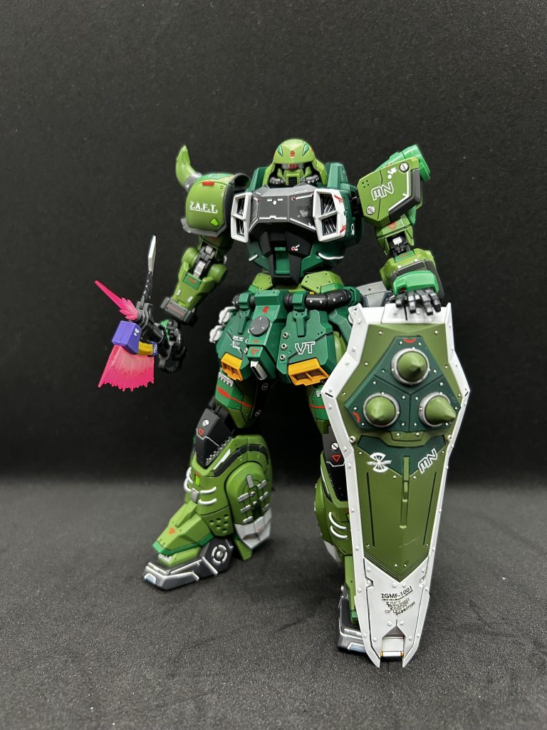 Dr.リベットを入手したのは本体完成後なので、本体と武装類の制作時期が違うのが一目で分かりますね!😂ザクのビームトマホークといえば、やっぱり黄色と紫の具合悪くなりそうなカラーリングが好きです😄