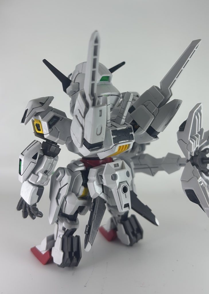 ハンドパーツが一体整形なので塗るのに苦労して筆塗り跡がきつくでてます。ここはマスキングしたほうがよかった佳奈〜