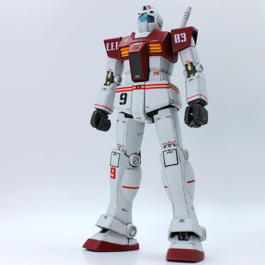 デカールは旧キットのリアルタイプジムを調達して奪いました。形状が合わないラインデカール等は切った貼ったしたり他のデカールから持ってきたり、マスキング塗装で対応しました。私が入手した個体が劣化していたのか、かなり脆くて貼付けに非常に苦労しました。