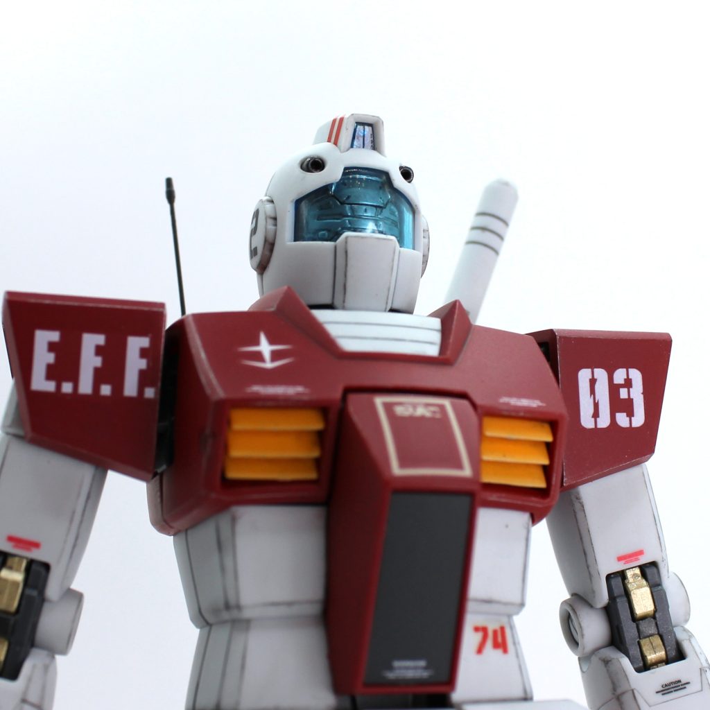 白部は成形色仕上げです。白成形色であればゲート痕の白化も気になりませんし、MG2.0ジムは合わせ目が出ず接着不要(=経時で黄変の心配無し)なので、成形色仕上げに持ってこいです。胸のダクトも成形色仕上げ。元々黄色いので経時変化で黄変しても目立たず、ゲートは非外観部です。