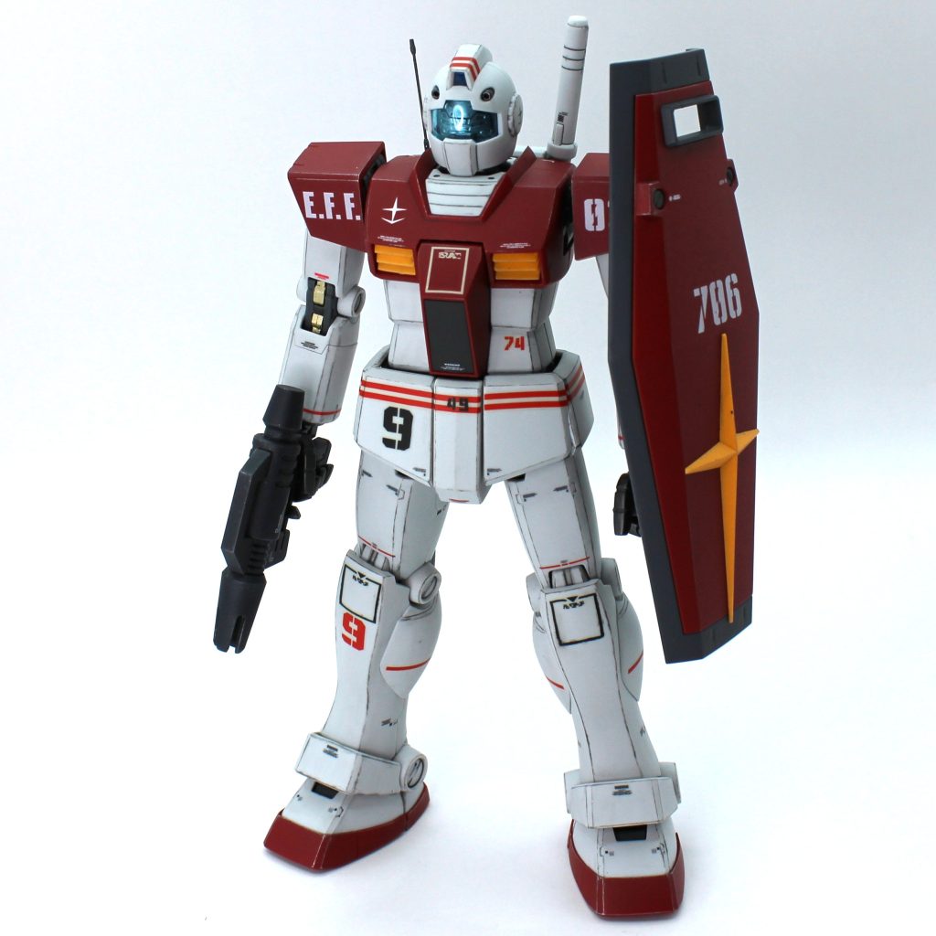 MG2.0ジムはレトロなアニメのイメージを彷彿とさせるデザインなので、以前からリアルタイプ仕様が似合うと思っていましたが、思った通り個人的にドンピシャの仕上がりになりました。いつもは数字を貼る時は色々意味を想像しながら貼るのですが、今回はリアルタイプオマージュなので、意味なんて考えずとにかく前も後ろも数字を貼りまくりました(笑)