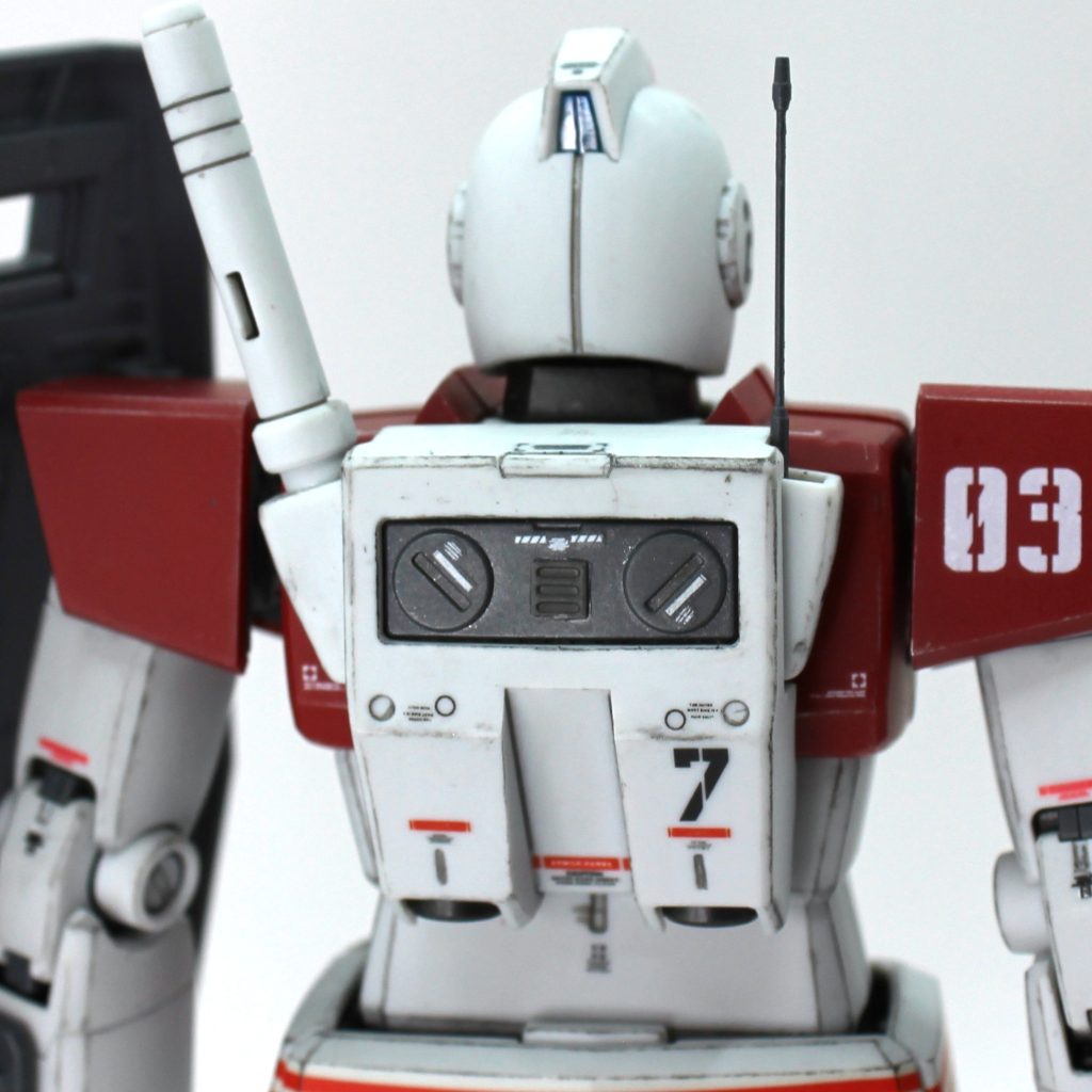 MG2.0ジムの個人的に気になる点はバックパックのサーベルホルダーです。ガンダムと同様、2本差しが出来る仕様になっており、ジムは片方を収納するという方式になっています。部品を共通化し生産効率を上げ、一般兵用は右にホルダーはあるがコネクタは入っておらずがらんどう、と考えればまあ納得できなくはないですが、それなら右側のホルダーを隠すバックパックカバーを起こした方が部品数減るし、防塵性等も考えると良いのでは？と思います。なので、このホルダー部はサーベルへの給電？の他、色々なオプションを装着できるインターフェイスの役割を持っていると解釈しました。スモークディスチャージャーやレーザー通信機、頭部の補助機能(追加センサーや頭部バルカンの死角を補う追加CIWS等)が試験的に運用されていた、などなど妄想を巡らせました。ただ、重作業するほどモチベが上がらなかったので、楽して適当なアンテナをぶっ挿したのみで、通信強化を施した個体としてみました。あとはシールドを固定する孔はおもちゃっぽいのでディテールパーツで塞ぎました。