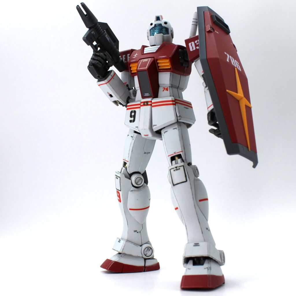 リアルタイプオマージュなので、旧キットの箱絵をイメージしてウェザリングを施しました。白色がベースの機体は経験上イメージの7割くらいで汚さないと、出来上がりが思った以上にばっちくなってしまう印象があるので、「あれ、これ効果出てる？？」と首を傾げるくらいがちょうど良いと自分に言い聞かせながら作業しています。ウェザリングカラーのマルチグレーを全体に塗布し、全て拭い去る勢いで溶剤を含ませた綿棒で拭き取り、ドライブラシで各エッジを強調させました。