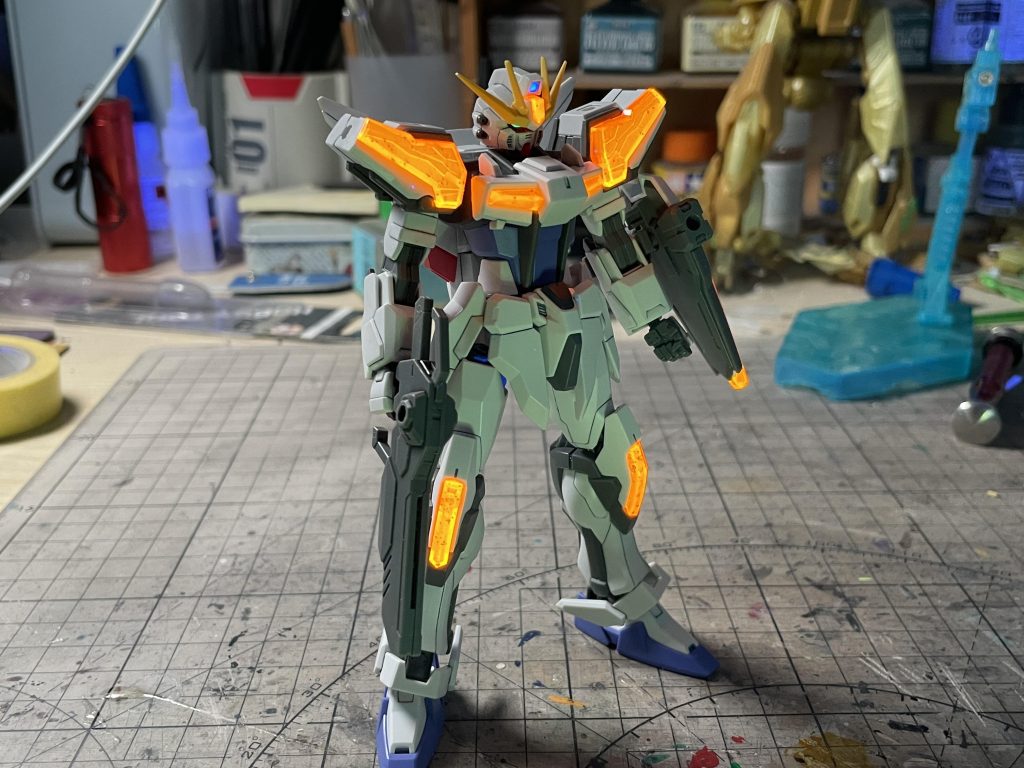 また、本体と装備類の各所にハードポイントを設置し、組み替える事で多彩な武装運用が可能になった。これは、本機に「完成形」が存在しない無限の可能性を秘めたガンプラであって欲しいというセイの願いの現れであり、「エクシードギャラクシー(銀河を超える)」という機体名もそういった意味が込められている。