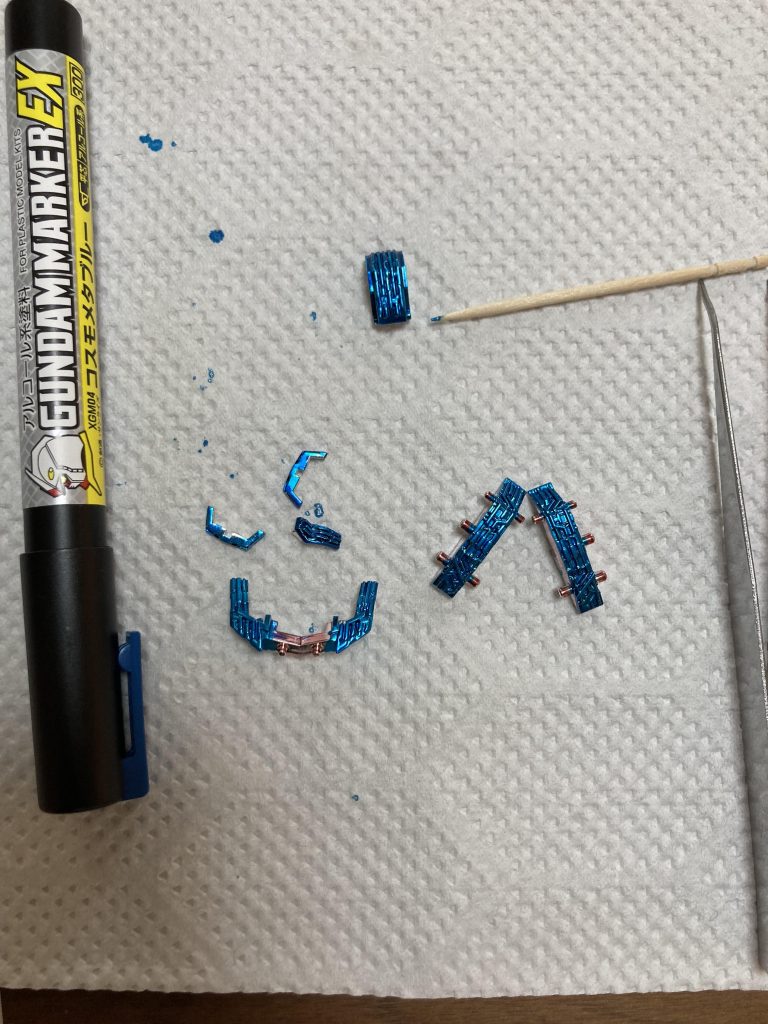 ガンダムマーカーEXコスモメタブルーで塗装。この色キレイですよね。今までにRGペルフェクティビリティのアンテナもこの色で塗っています