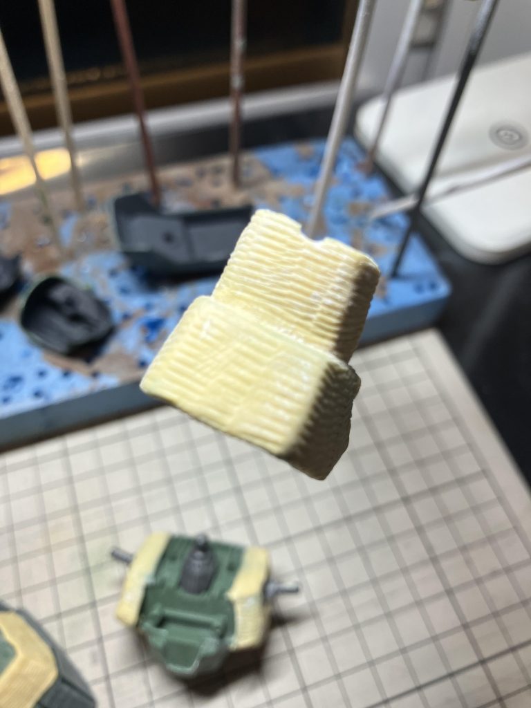 ツィンメリットコーティングは平らな部分中心にエキポキシパテを伸ばして貼り付け、オリジナルの道具でパターン作成