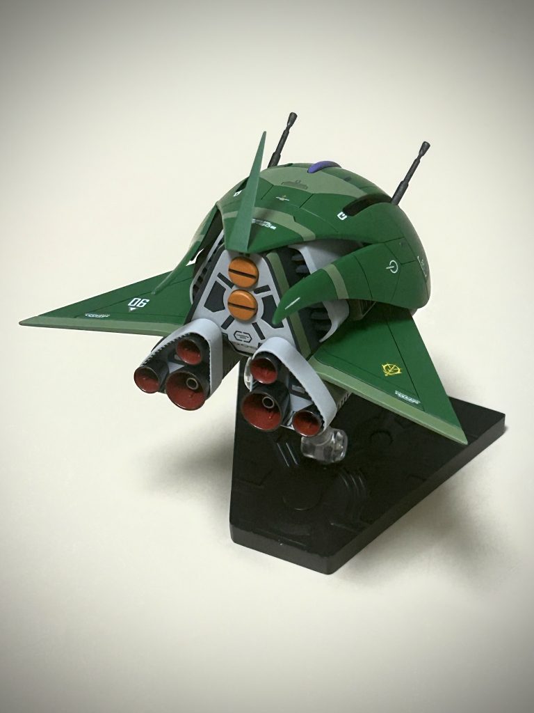 リアビューはライトグレー基調にしつつ、バーニア交換とハッチ自作などしてスターウォーズ的な迫力とリアル感を出しました。カッコよくなって満足しています。