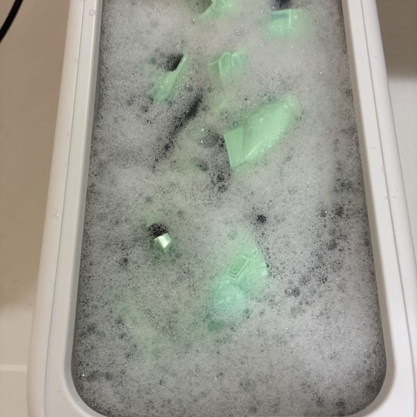 某フリマアプリで中古で購入したジェガンをドボン🤣購入前の質問で水性ですか？と聞いたところ「確かそうです」との返答😅少し不安でしたが無事に元の真っ黒から知ってるジェガンに👍ただ黒すぎて分からなかったんですが、胸や方のパーツが欠損していたのでプラ板でスクラッチしました（笑）今回はスジボリのみのディテールアップで進めようと思い、塗装前までが完成しました（最後の写真）。 （4枚目）