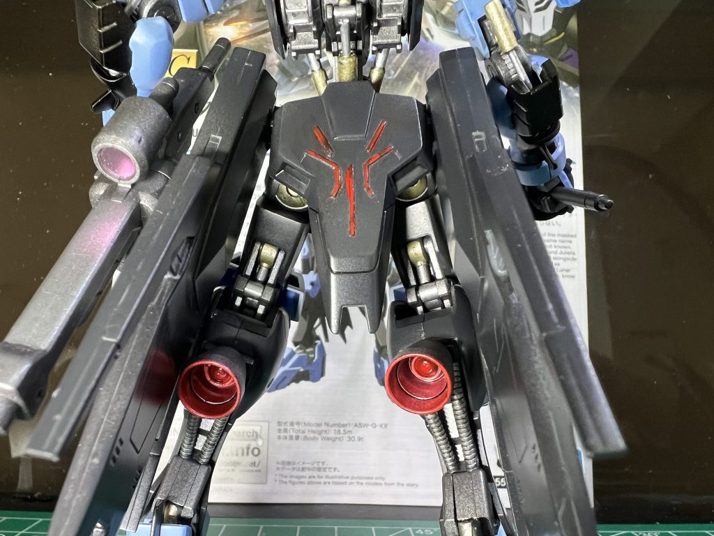 背中のシリンダが見えます。リアアーマーの塗装はアップに耐えませんね。サイドアーマの合わせ目とかこうやって改めて見ると雑(zaku-kao4)