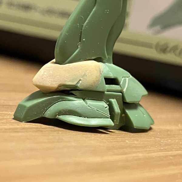 HGクシャトリヤの改造始めました〜、素組は終えて各部のディティールアップを行っていますー。　頭部はパテで整形して、ゲルググフェイスにメッサーとかGQザクの日差しの意匠を加えようとしてます。モノアイは多分見えなくなります(致命的)その他はフロントスカートの延長。フロントスカートを思い切ってデカくすると重厚感でますね。クシャトリヤのプロポーションが一気にしっくりきます。今の所こんな感じ、夏休み中にガツガツ進めていきたい〜（2枚目）