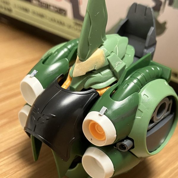 HGクシャトリヤの改造始めました〜、素組は終えて各部のディティールアップを行っていますー。　頭部はパテで整形して、ゲルググフェイスにメッサーとかGQザクの日差しの意匠を加えようとしてます。モノアイは多分見えなくなります(致命的)その他はフロントスカートの延長。フロントスカートを思い切ってデカくすると重厚感でますね。クシャトリヤのプロポーションが一気にしっくりきます。今の所こんな感じ、夏休み中にガツガツ進めていきたい〜（1枚目）