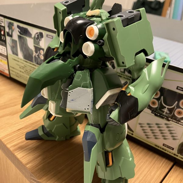 HGクシャトリヤの改造始めました〜、素組は終えて各部のディティールアップを行っていますー。　頭部はパテで整形して、ゲルググフェイスにメッサーとかGQザクの日差しの意匠を加えようとしてます。モノアイは多分見えなくなります(致命的)その他はフロントスカートの延長。フロントスカートを思い切ってデカくすると重厚感でますね。クシャトリヤのプロポーションが一気にしっくりきます。今の所こんな感じ、夏休み中にガツガツ進めていきたい〜（3枚目）