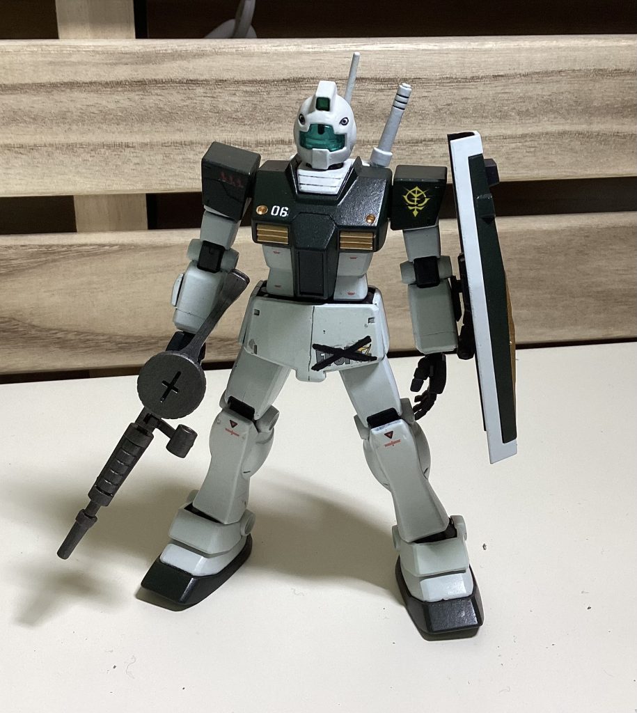 ベースキットはHGUC エコプラジムですジオンがジムを鹵獲した…という想定でザクマシンガン持たせたりジオンデカール貼ったりしました！連邦マークをバツしたのが個人的なポイントです