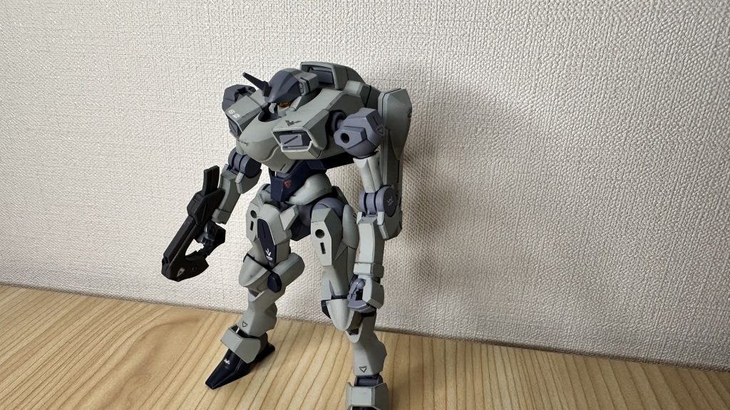 メインの装甲の色は明るくなりすぎないように、ホワイトグリーンをベースに茶色系で少しずつ調整。黒サフと色のおかげで思ったよりも重く、軍用に見えるようになった。