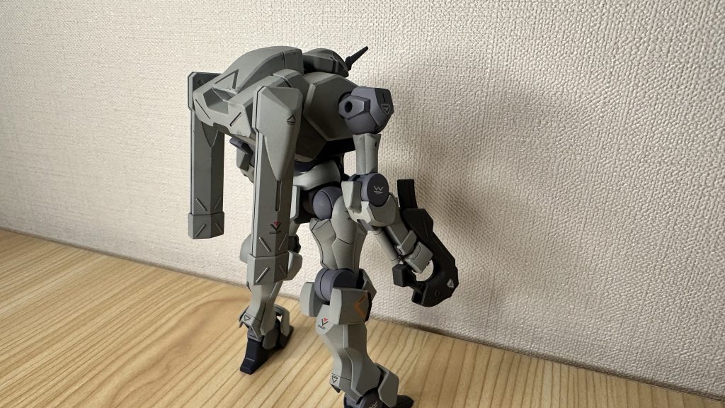 後ろ姿も良い、重々しさがあるだけで弱々しさが(作品でやられていたせいかも)ぐんと減った。