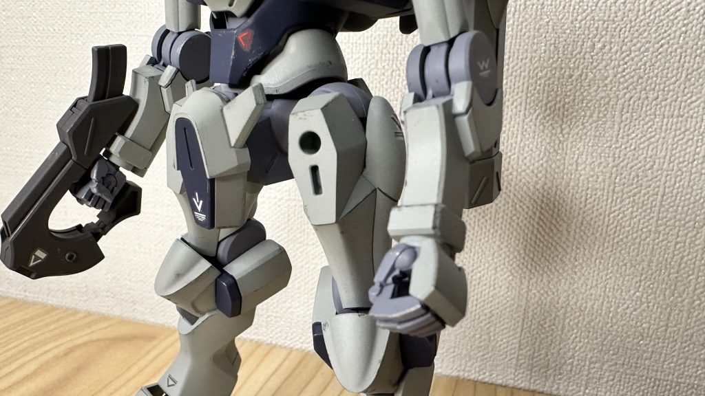 エッジには黒とシルバーでドライブラシをかける。やりすぎると原作感が減るので抑えめで。