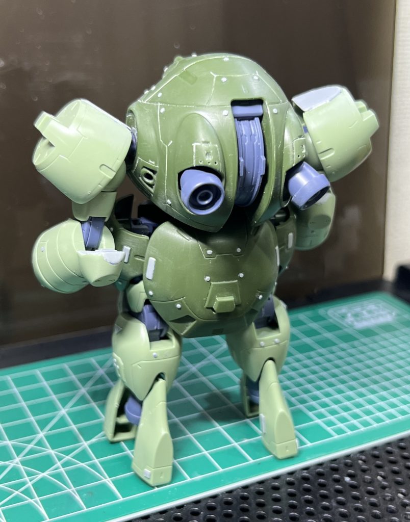 腕関節と膝関節と背中の中央の部品は後はめ加工しました。