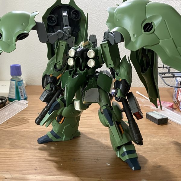 下半身の改造を始めました。下半身の重厚感を盛りたかったので雑に武器盛ってみました。フロントスカートも延長してあります。FAユニコーンの武装がここで活きるとは....ちょっとエモい...まとめてみるとシルエットはいい感じになってきたので大きな改造はこんなもんにして、ディティールアップを始めていこうと思います。（3枚目）