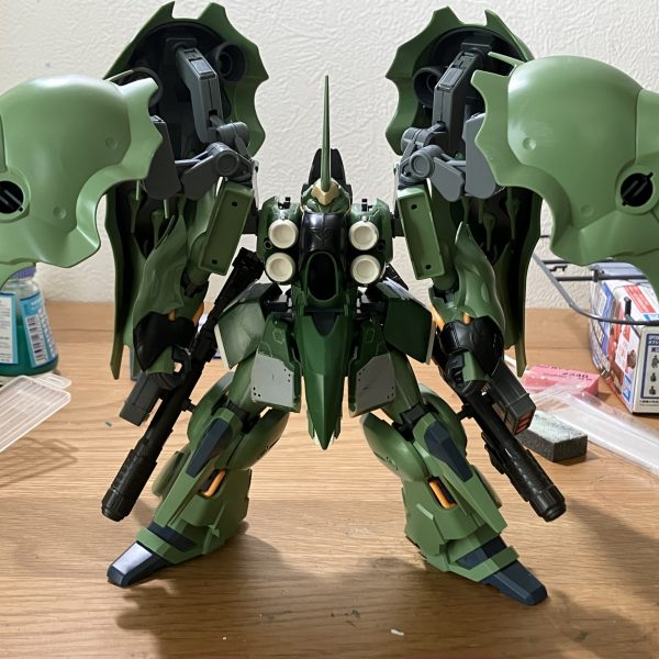 下半身の改造を始めました。下半身の重厚感を盛りたかったので雑に武器盛ってみました。フロントスカートも延長してあります。FAユニコーンの武装がここで活きるとは....ちょっとエモい...まとめてみるとシルエットはいい感じになってきたので大きな改造はこんなもんにして、ディティールアップを始めていこうと思います。（2枚目）
