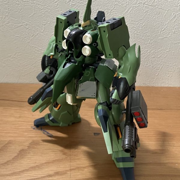 下半身の改造を始めました。下半身の重厚感を盛りたかったので雑に武器盛ってみました。フロントスカートも延長してあります。FAユニコーンの武装がここで活きるとは....ちょっとエモい...まとめてみるとシルエットはいい感じになってきたので大きな改造はこんなもんにして、ディティールアップを始めていこうと思います。（1枚目）