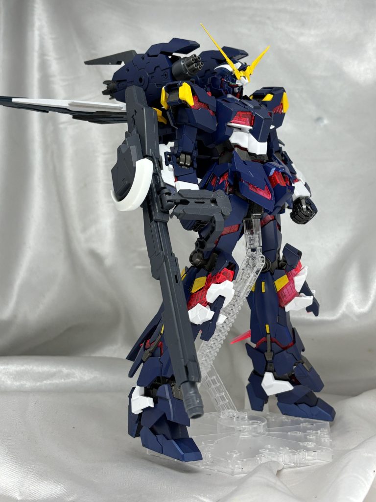 肩の大口径マシンキャノンとメガビームマグナム。手の甲にビームトンファーがついてます。ユニコーンガンダムは割とガトリングの印象が強いので装備させましたが。当初ガンキャノンくらい長い砲身のガトリングを担がせてましたが、以外にも似合わなかったので短い砲身になりました。