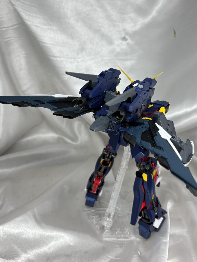 ミノフスキークラフト。よく見る翼がついてますが、そこはまぁ。ミノフスキードライブといえば!な見た目が思いつかなかったので、アルトアイゼンリーゼのテスラドライヴを参考にしました。