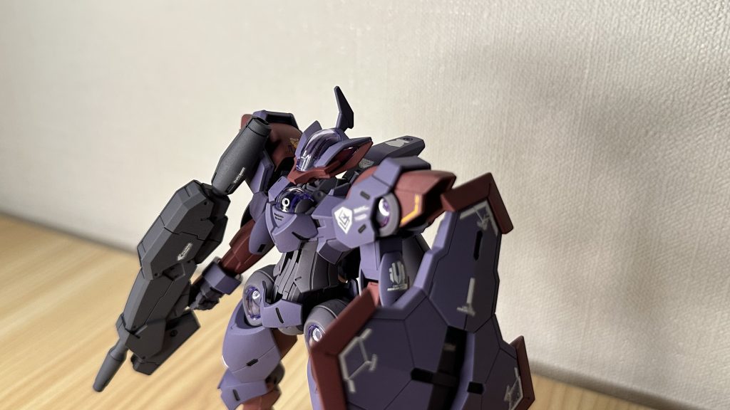 クリアパーツの上にデカールを貼るという新しい展開に驚いた。ちなみに機体番号1はサビーナ。劇中9話で”シャディクを落とさせはしない!”とのセリフから音楽が盛り上がるところは、個人的に前半のハイライト。