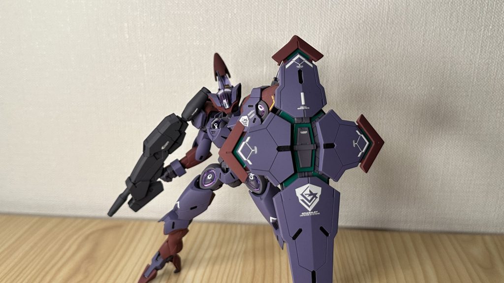 シールド展開。デカールは特にシールドのデザインがかっこいい。