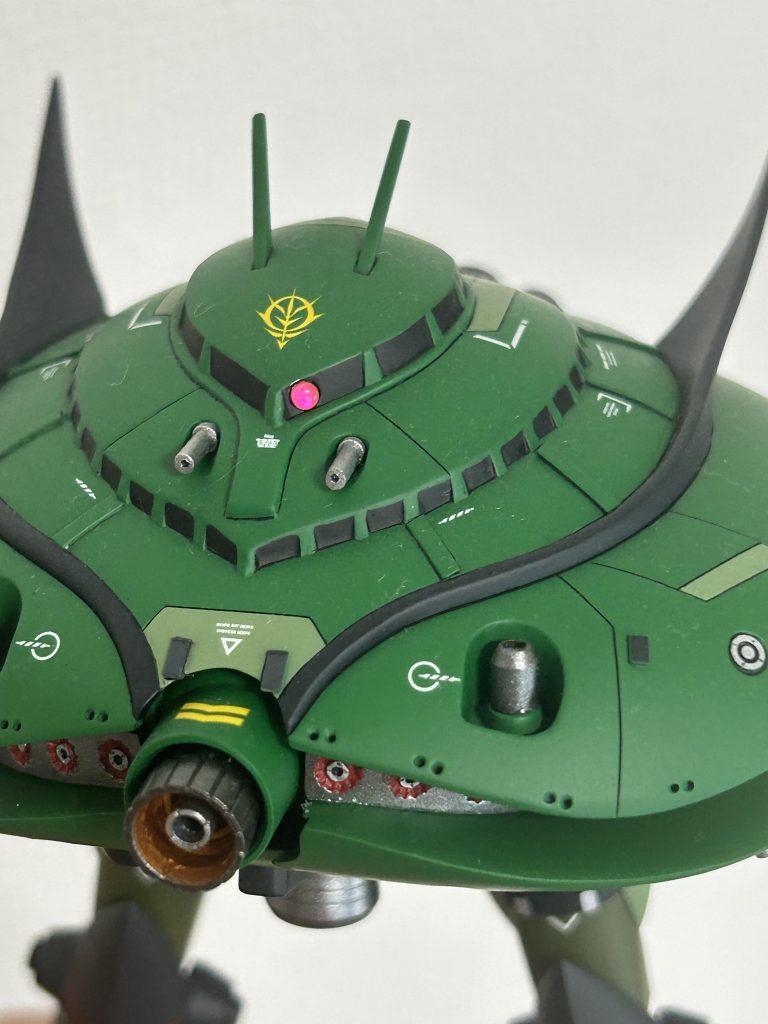 モノアイはクリアパーツに蛍光ピンクを塗ってブラックライトで光るようにしました。主砲のメガ粒子砲もジャンクパーツから自作し伸縮可能とし、その他の全方位メガ粒子砲は全部メタルパーツにしました。その他ディテールアップを諸々入れています。