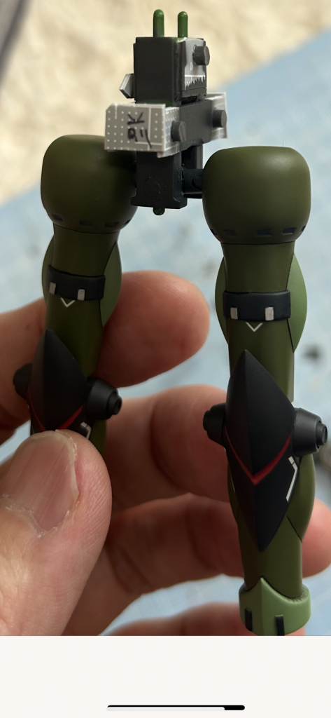 脚部は足首にボールジョイント組込みと延長、膝をポリキャップ化しています。写真の股間部のポリキャップユニットでボディの下部と上部を着脱可能としています。