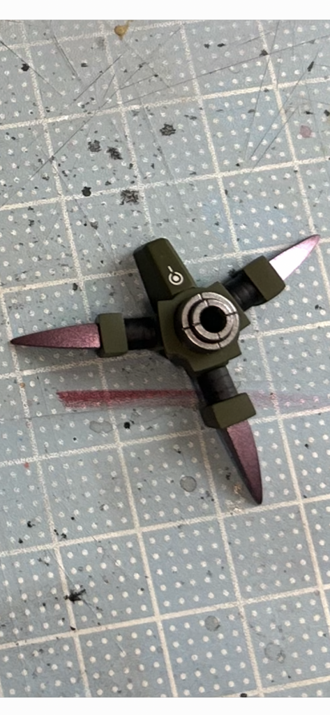 キットのままだと後ろに倒れやすいので、かかとを自作して接着しています。もっと長くても良かったですね。ツメはメタルパープルで塗装しました。