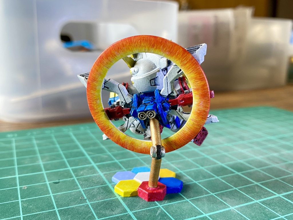 光輪は燃えてる感じを表現したかったのでこのような形に。下地に白→黄色→オレンジ→赤という順番で塗る位置を調整しつつ重ねていきました。