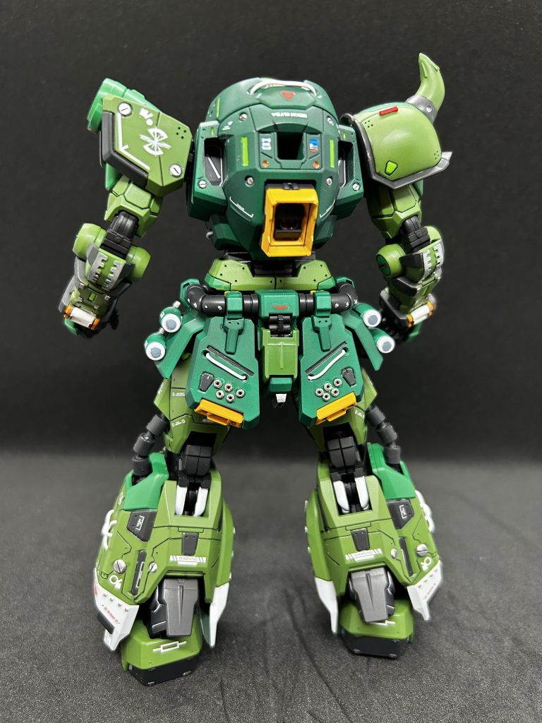 グリグリ空けた穴にマイナスモールド追加したり、パイプのワイヤーを通したり、シルバーのビーズやメタルボールもどきをペタペタ付けました。