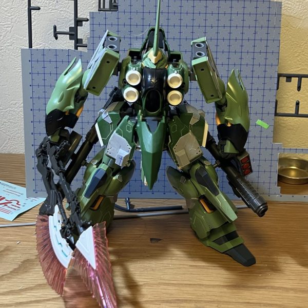 本体の改造とディティールアップが一通り終わった所です。サフも吹かずに勘でスジボリしたりプラ板持ったりしてるのでバランスが取れてるかどうかわからないのが怖い所...正直な所もう少しディティール詰め込みたいんですがサフ吹く前はこれが限界なので次回、天気良くなったところでサフ吹いて色々調整します。バインダーは作業量どうするか未定（1枚目）